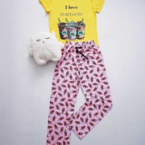 Pijama Bumbac Maneca Scurta Galben/Roz din bumbac. Nu lasa vremea de afara sa-ti incurce planurile, o seara confortabila la un film bun intr-o pijama cool!