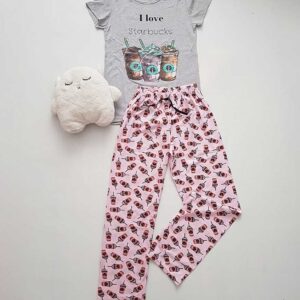 Pijama Bumbac Maneca Scurta Gri/Roz din bumbac. Nu lasa vremea de afara sa-ti incurce planurile, o seara confortabila la un film bun intr-o pijama cool!