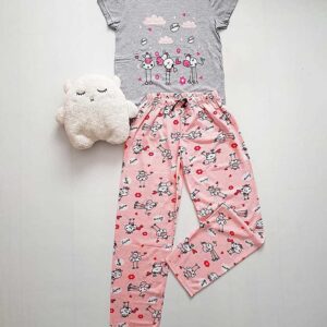 Pijama Bumbac Vacute Gri/Roz din bumbac. Nici tu nu dormi bine? Inseamna ca nu ai gasit pijamaua potrivita. Incearca si tu confortul la preturi competitive!