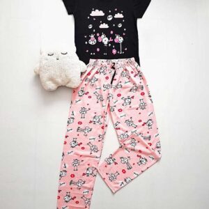 Pijama Bumbac Vacute Negru/Roz din bumbac. Nu lasa vremea de afara sa-ti incurce planurile, o seara confortabila la un film bun intr-o pijama cool!
