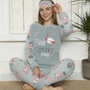 Pijama Cocolino 3 Piese Flamingo Gri foarte pufoasă și moale la atingere. Este potrivită pentru persoanele vesele și iubitoare de confort.