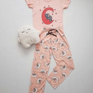 Pijama Dama Bumbac Maneca Scurta Roz din bumbac 100%. Tricoul și pantalonii lungi cu imprimeu sunt ideali pentru un somn odihnitor.