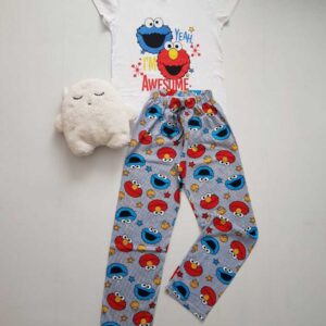 Pijama Dama Cookie Monster Multicolor din bumbac. Potrivita pentru persoanele vesele, iubitoare de confort. Somnul de calitate presupune o pijama pe masura!