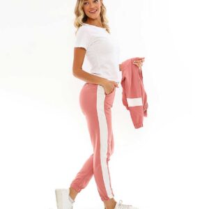 Compleu Dama 3 Piese Alb/Roz este confectionat din bumbac cu lycra. Setul contine pantaloni lungi, tricou alb si hanorac cu fermoar. Ideale pentru tine!