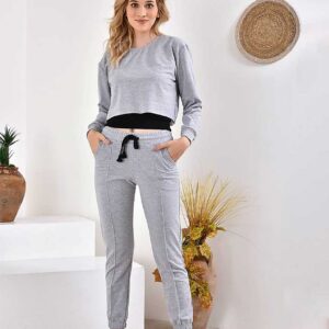 Compleu Dama Bumbac Bluza Crop Gri este confectionat din bumbac. Setul este compus din pantaloni si bluza scurta, croiala lejera. Alege ce ti se potriveste!