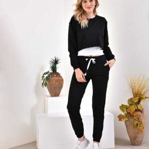 Compleu Dama Bumbac Bluza Crop este confectionat din bumbac. Setul este compus din pantaloni si bluza scurta, croiala lejera. Alege calitatea!