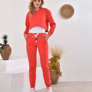 Compleu Dama Bumbac Bluza Crop Rosu este confectionat din bumbac. Setul este compus din pantaloni si bluza scurta, croiala lejera. Alege calitatea!