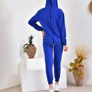 Compleu cu fermoare la spate Bleumarin este confectionat din bumbac. Setul este compus din pantaloni si hanorac cu fermoare in spate. Alege confortul!
