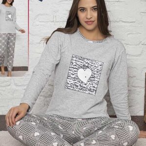 Pijama Bumbac Vatuit Heart Gri din bumbac vatuit. Bluza cu maneca lunga si pantalonii lungi sunt alegerea perfectă pentru sezonul rece.