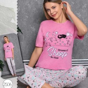 Pijama Dama Maneca Scurta Sheeps Roz din bumbac. Setul conține tricou și pantaloni lungi imprimati cu oite. Este lejeră, creată special pentru tine!