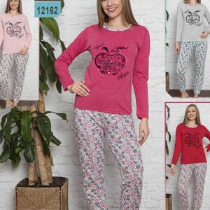 Pijama Lunga Bumbac Dama Apple confectionata din bumbac moale. Pantalonii si bluza au croiala confortabila si material calduros. Simte-te feminina!