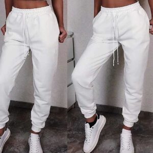 Pantaloni de trening bumbac Alb sunt confectionati din bumbac premium. Au croiala lejera, buzunare si elastic in partea de jos. Alege sa fii cool!