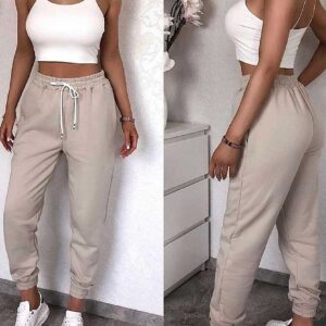 Pantaloni de trening bumbac Crem sunt confectionati din bumbac premium. Au croiala lejera, buzunare si elastic in partea de jos. Alege sa fii cool!