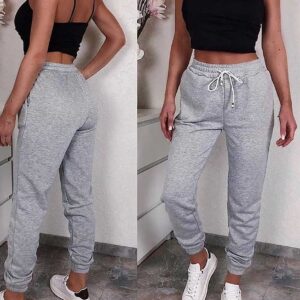 Pantaloni de trening bumbac Gri sunt confectionati din bumbac premium. Au croiala lejera, buzunare si elastic in partea de jos. Alege sa fii cool!