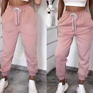 Pantaloni de trening bumbac Roz sunt confectionati din bumbac premium. Au croiala lejera, buzunare si elastic in partea de jos. Alege sa fii cool!