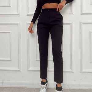 Pantaloni lungi dama casual negru sunt confectionati din bumbac premium. Au croiala clasica, buzunare si talie elastica. Sunt cool si versatili!