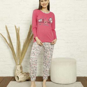 Pijama Lunga Dama Lovely Dogs Fucsia din bumbac. Setul conține bluza si pantaloni lungi cu imprimeu dragut. Este lejeră, ideala pentru confortul tau!