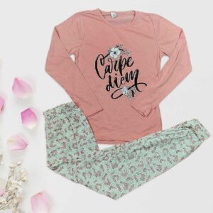 Pijama Dama Bumbac Carpe Diem Piersica. Setul conține bluza si pantaloni lungi cu imprimeu modern. Este lejeră, ideala pentru confortul tau!