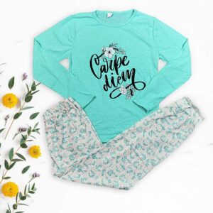 Pijama Dama Bumbac Carpe Diem Turcoaz. Setul conține bluza si pantaloni lungi cu imprimeu modern. Confortabila, lejera, special creata pentru tine!