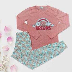 Pijama Lunga Dama Bumbac Dreams Piersica. Setul conține bluza si pantaloni lungi cu imprimeu vesel si viu colorat. Este lejeră, ideala pentru confortul tau!