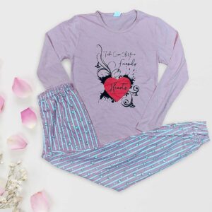 Pijama Dama Bumbac Hearts Lila. Setul conține bluza si pantaloni lungi cu imprimeu cu inimioare. Este lejeră, ideala pentru confortul tau!
