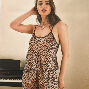 Pijama Scurta Dama Satin Animal Print confectionata din satin premium. Simte-te feminină și sexy la tine acasă, fără prea mult efort!