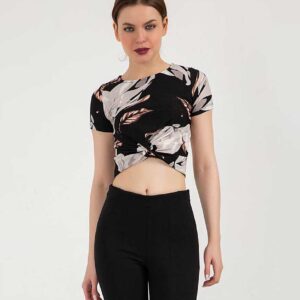 Tricou scurt dama imprimeu floral negru este confectionat din poliester. Croiala este sexy si imprimeul feminin. Asorteaza-l in tinute cool!